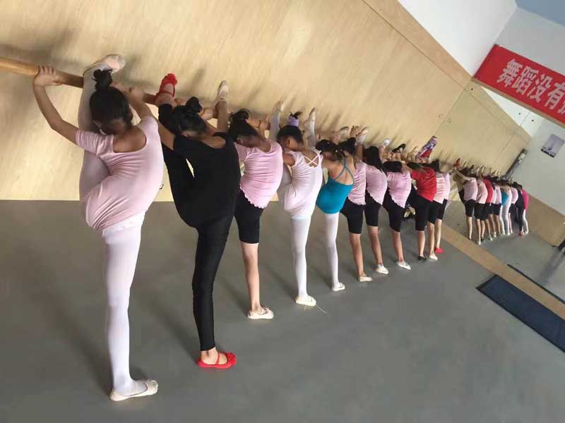 天津舞光十色艺培中心舞蹈室免费P站视频